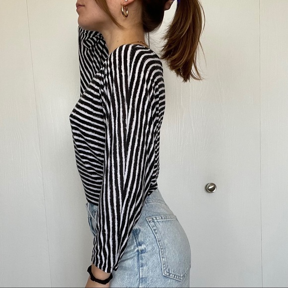 Stripped Cropped Long-Sleeve Shirt - Picture 3 of 5